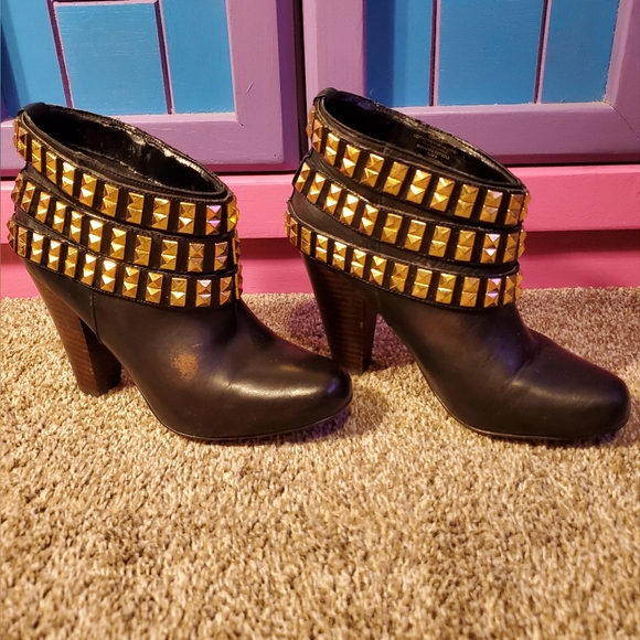 Betsey Johnson Goldtone Studded Black Leather Heeled Boot Bootie Size 7 - Picture 2 of 7